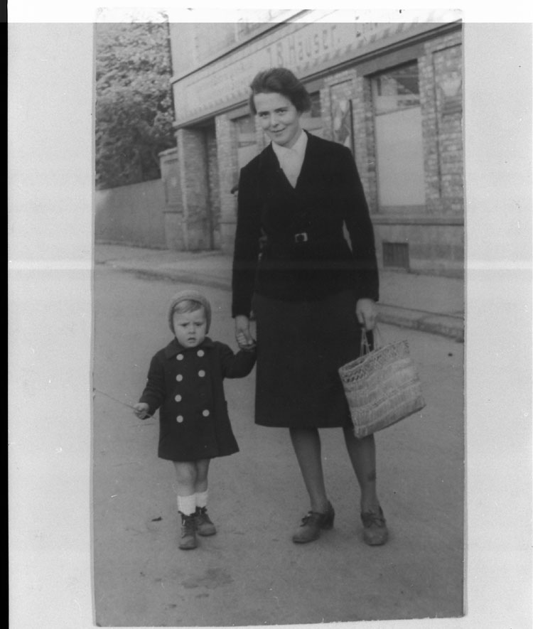 Maria Deeg mit ihrem Sohn Werner, 1943