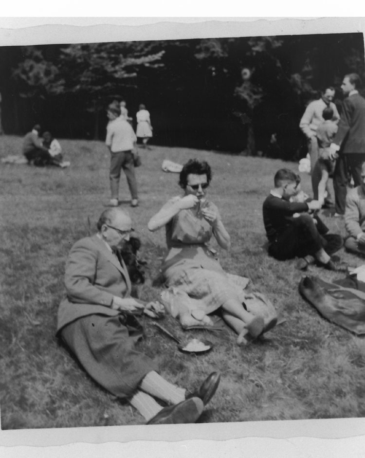 Maria und Walter Deeg bei einer Rast während des Ostermarsches 1960 in Wieseck