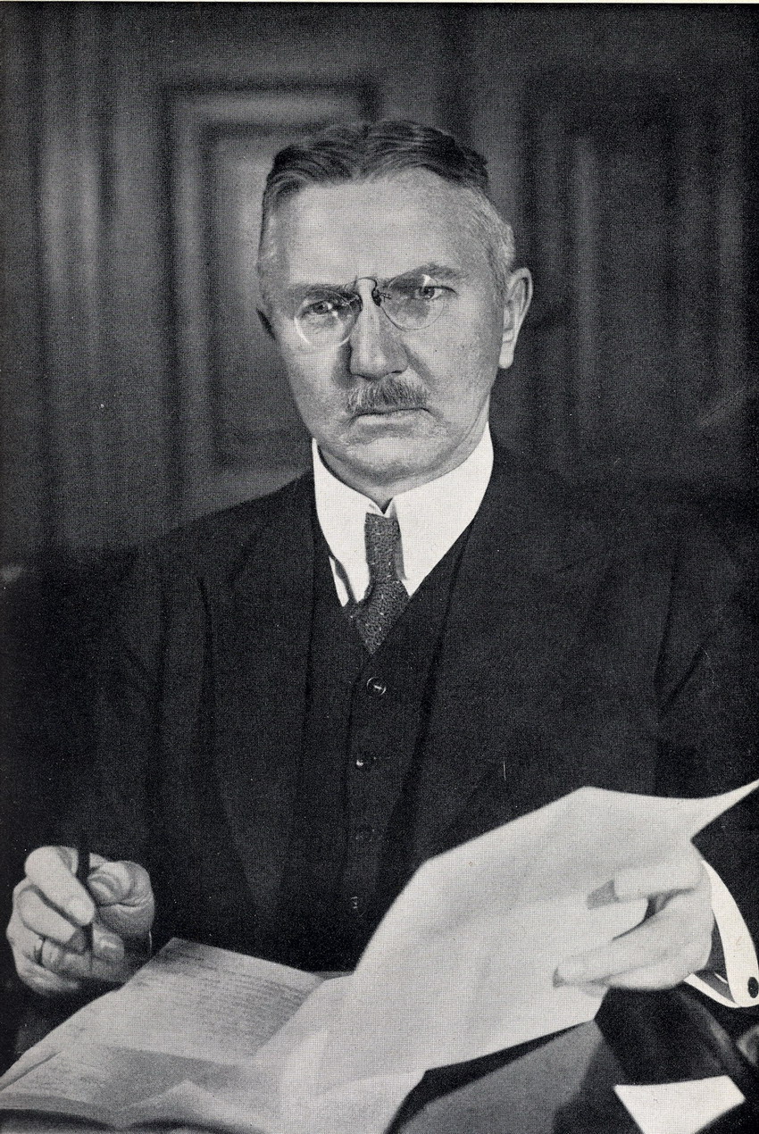 Über die Inflation von 1923 urteilt Hjalmar Schacht, der bei der Stabilisierung der deutschen Währung Ende 1923 als Reichswährungskommissar maßgeblich mit­wirkte: