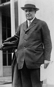 Die Bedrohung der amerikanischen Interessen in Europa faßte Stephen Porter, der Vorsitzende des Auswärtigen Ausschusses des US-Repräsentantenhauses, nach einer Unterredung mit Gustav Stresemann (27. 9. 1923) in drei Hauptpunkten zusammen