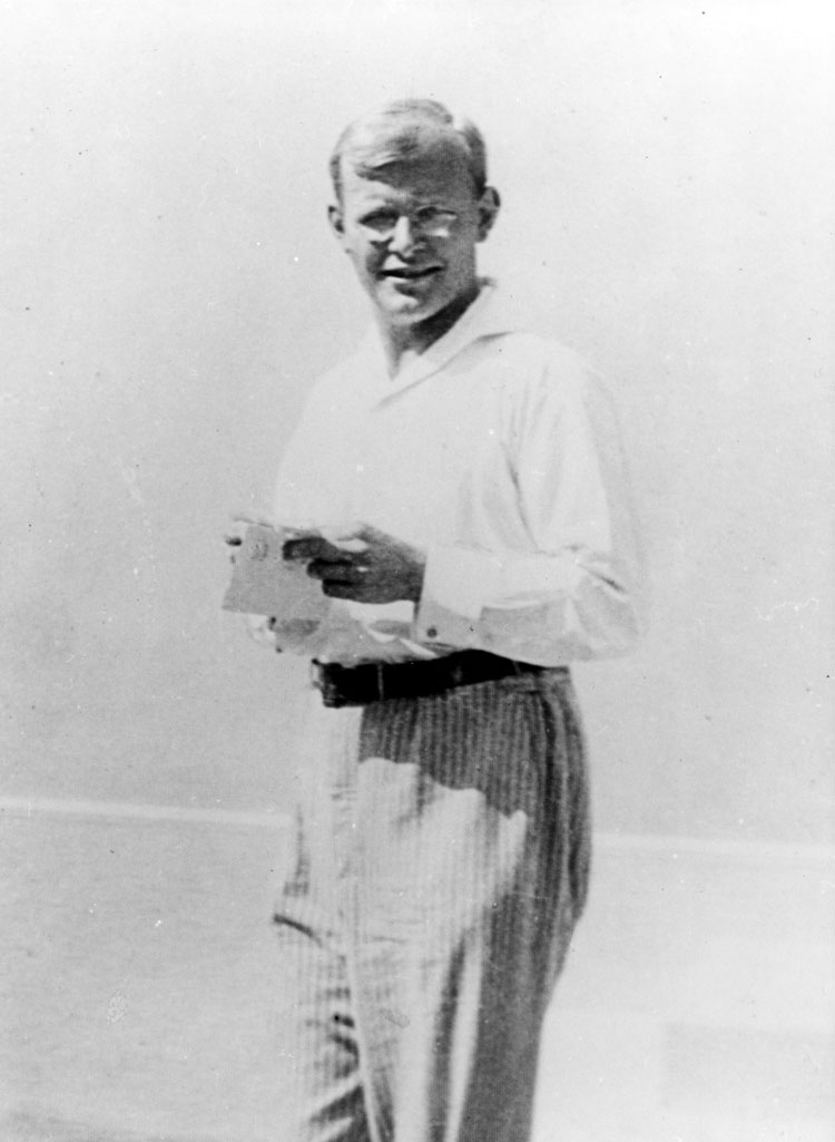 Dietrich Bonhoeffer war nicht nur einer der Hauptinitiatoren der Bekennenden Kirche, sondern wagte auch den „Griff in die Speichen“ des NS-Systems, indem er sich dem politischen Widerstand anschloss. Er wurde am 9. April 1945 von der SS im KZ Flossenbürg 