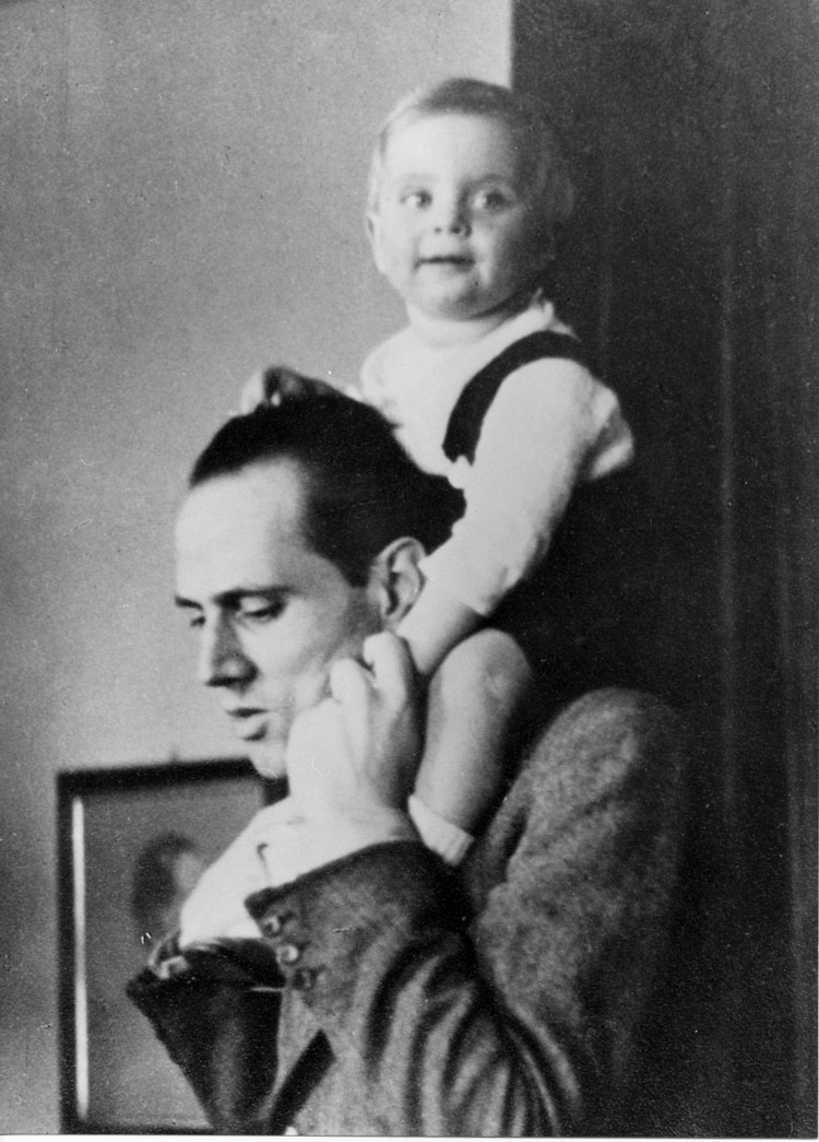 Helmuth James Graf von Moltke (11. März 1907 - 23. Januar 1945) mit seinem Sohn Caspar. Von Moltke war nicht nur Mitinitiator, sondern auch Triebfeder des Kreisauer Kreises und nahm an allen Sitzungen teil. Vom Volksgerichtshof wurde er für seine Beteilig
