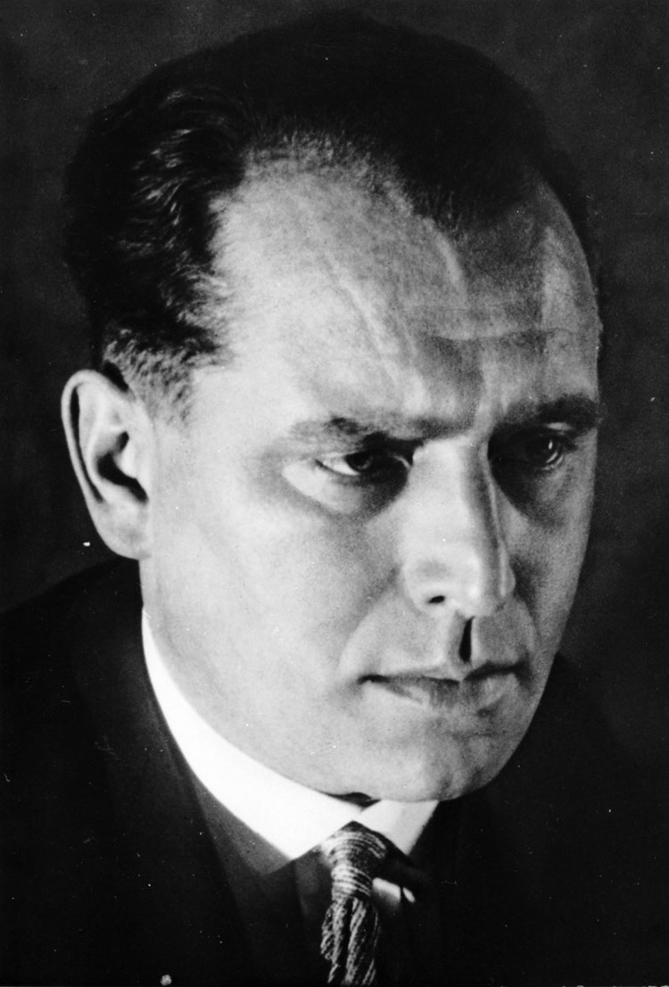 Julius Leber (16. November 1891 - 5. Januar 1945). Leber gehörte bis 1933 zur SPD-Reichstagsfraktion, wurde nach der Machtergreifung verhaftet und musste einen vierjährigen KZ-Aufenthalt erleiden. Gemeinsam mit Carlo Mierendorff stellte Leber im Kreisauer