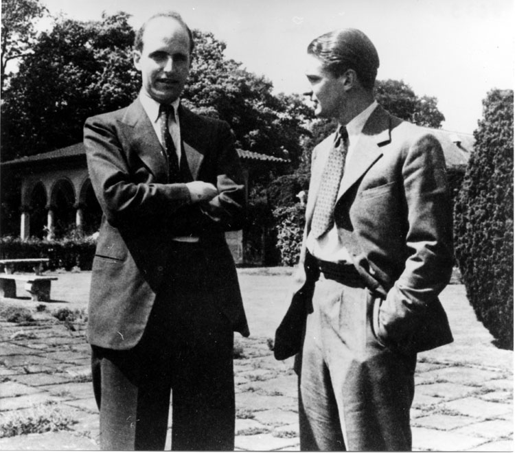 Adam von Trott zu Solz mit David Astor in Cliveden, England im Juni 1939. Mit Astor, dem späteren Verleger der Zeitung „The Observer“, verband von Trott seit Beginn der 1930er Jahre eine enge Freundschaft