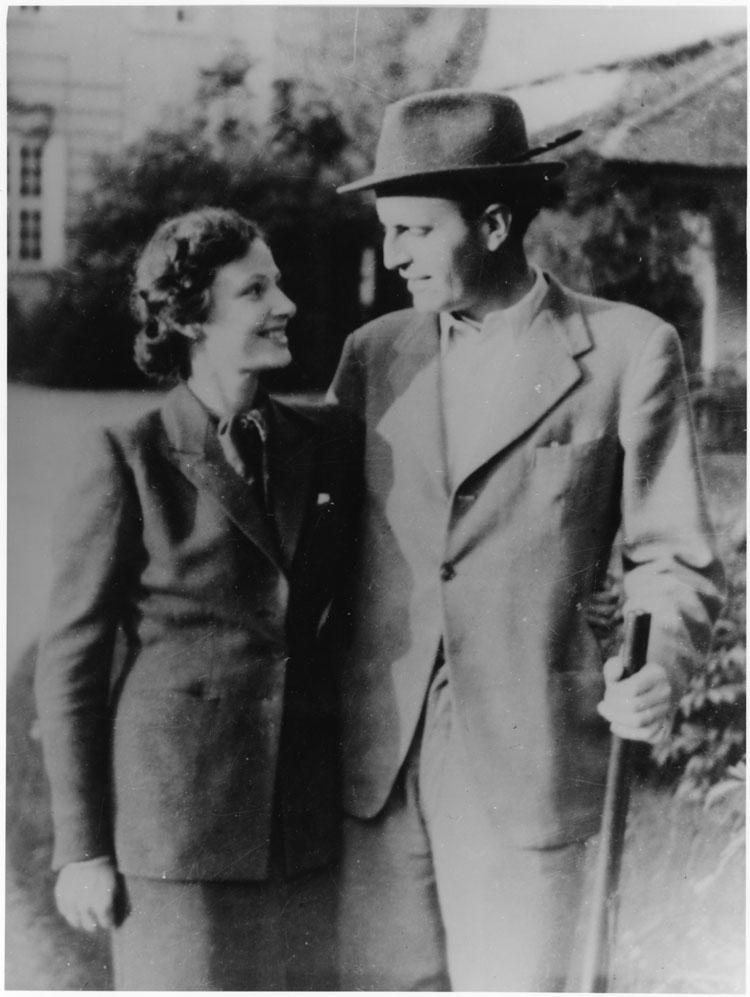 Adam von Trott zu Solz mit seiner Ehefrau Clarita, geb. Tiefenbacher. Das Paar heiratete 1940 in Hamburg und bekam 1942 und 1943 zwei Töchter. Das Foto ist das letzte gemeinsame Bild des Ehepaares Trott zu Solz im Mai 1944