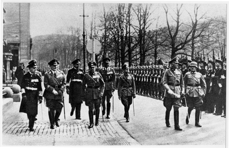 Werner von Blomberg, ab 1933 Reichswehrminister, von 1935 bis 1938 Reichskriegsminister, forcierte die Gleichschaltung der Streitkräfte. Hier beim Abschreiten einer Ehrenkompanie anlässlich seines 40-jährigen Dienstjubiläums in Berlin