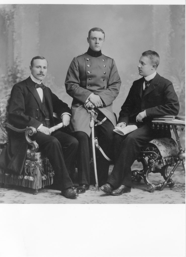 Ludwig Beck in Uniform mit seinen beiden Brüdern Karl und Wilhelm anlässlich der Silberhochzeit ihrer Eltern, April 1900