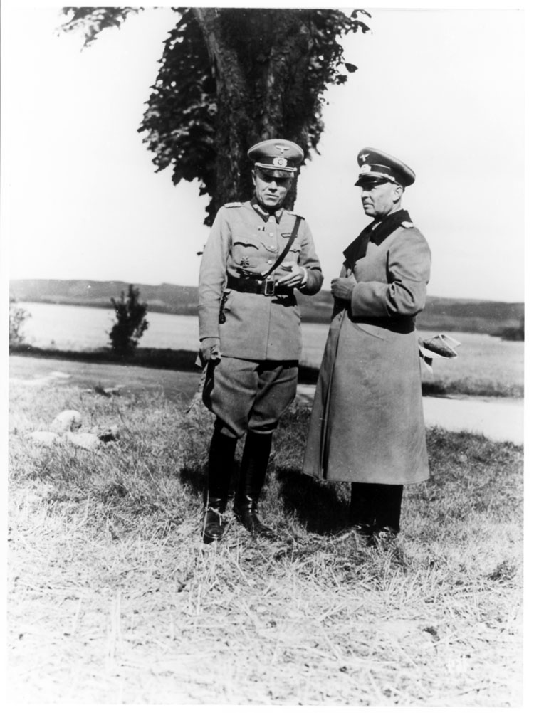 Ludwig Beck mit Generaloberst Werner Freiherr von Fritsch (links), Oberbefehlshaber des Heeres, 1937 im Manöver. Im Februar 1938 wurde Fritsch im Zuge der sog. Blomberg-Fritsch-Krise als einer der letzten Kritiker Hitlers in einer militärischen Spitzenpos