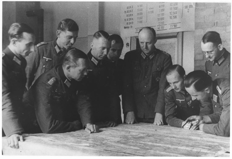 Lagebesprechung beim Stab der Heeresgruppe Mitte an der Ostfront, einem der Zentren des militärischen Widerstands, 1943. Oberst i.G. Henning von Tresckow 4. von rechts