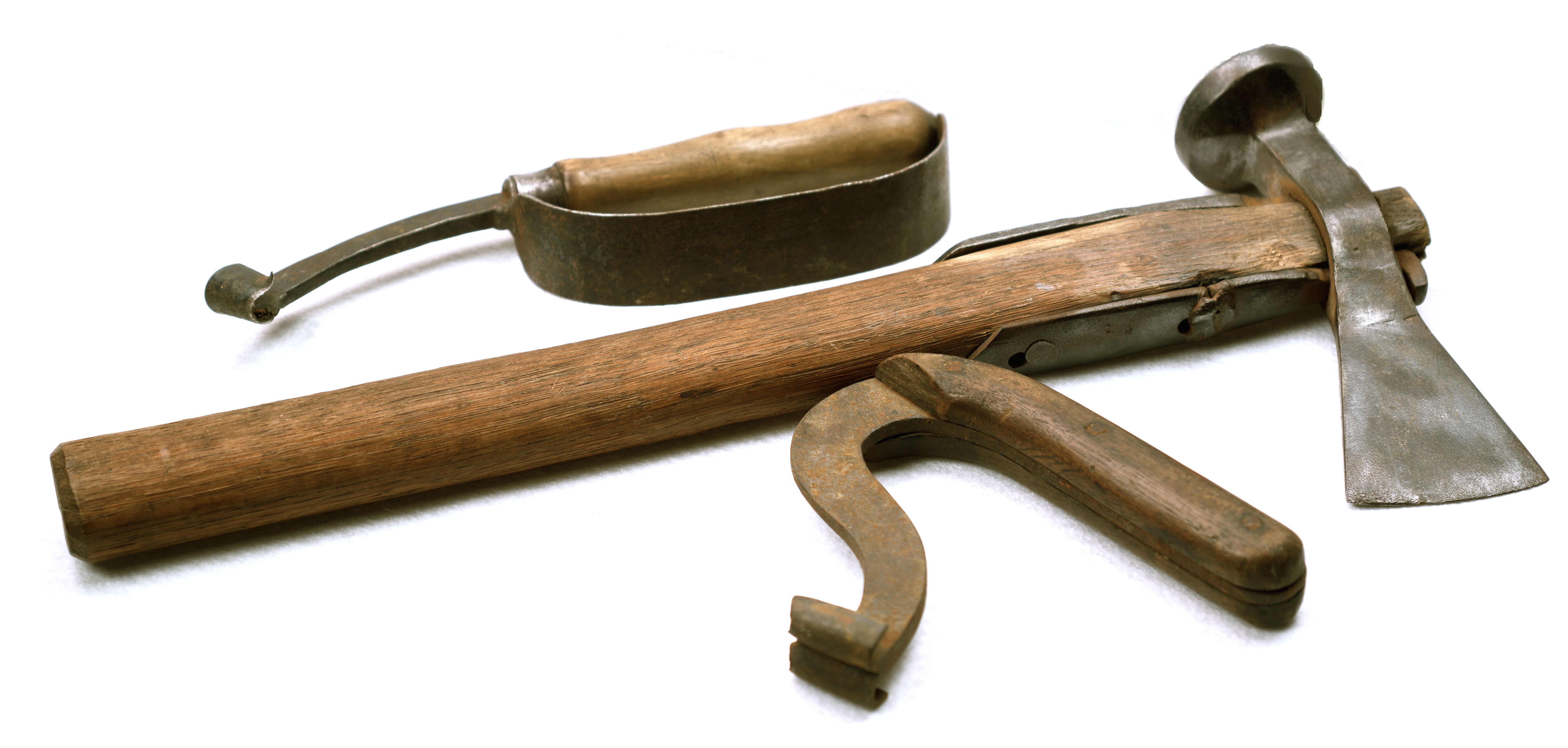 Reißhaken mit einfacher und doppelter Spitze und Waldhammer mit hessischem Löwen und Signatur „M“, 1930 u. 1950