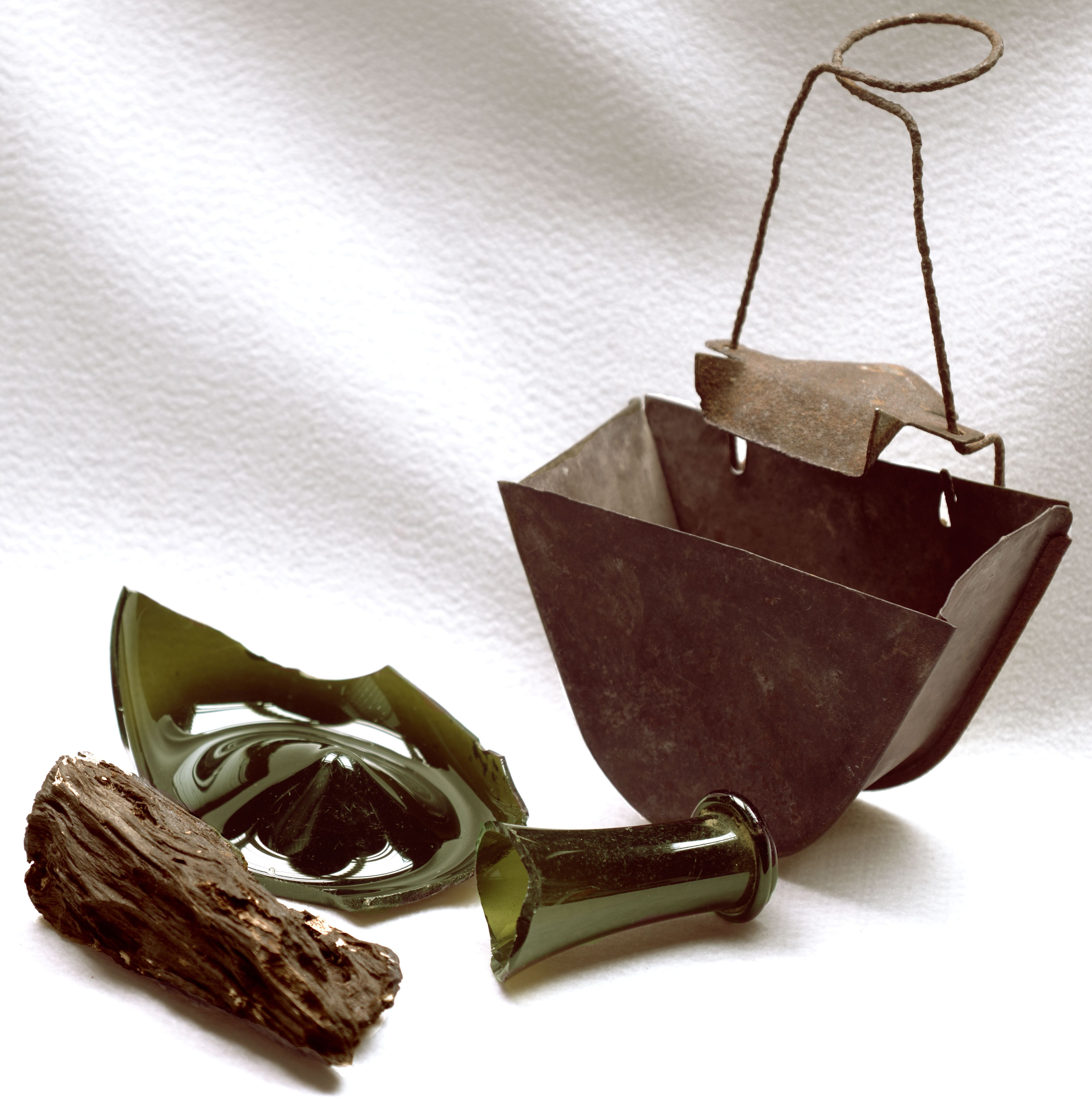 Kohlholz, Waldglasbruchstücke aus dem Spessart und Harzauffanggefäß aus Blech mit Aufhängevorrichtung