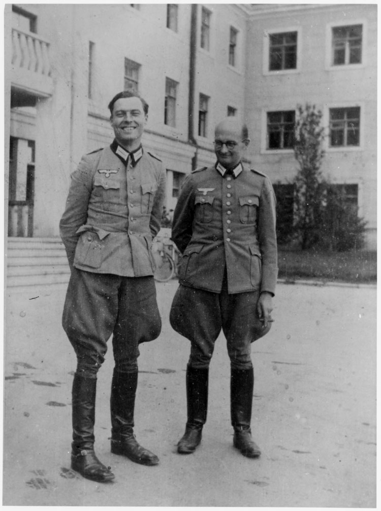 Claus Schenk Graf von Stauffenberg mit Albrecht Ritter Mertz von Quirnheim. Metz von Quirnheim, ein enger Freund von Stauffenbergs, war an der Vorbereitung und Durchführung des Umsturzversuches vom 20. Juli 1944 beteiligt, Winniza/Ukraine um 1942