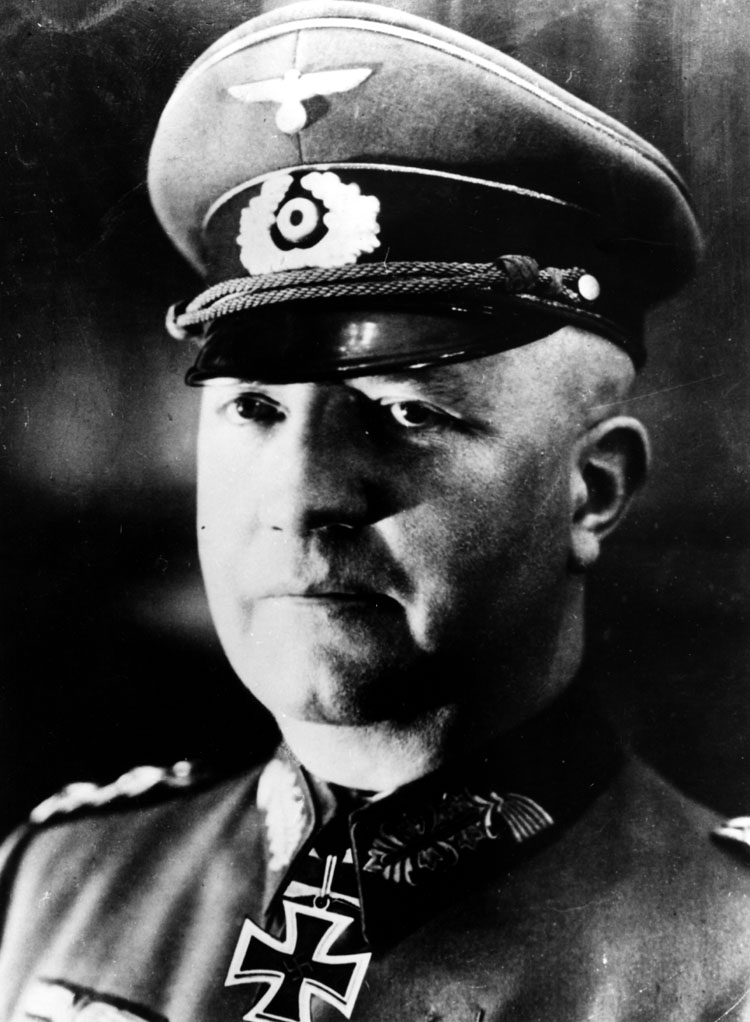Friedrich Fromm, Chef der Heeresrüstung und Befehlshaber des Ersatzheeres. Fromm war in die Verschwörung eingeweiht und wurde zum Mitmachen aufgefordert, verweigerte sich aber, da Hitler das Attentat überlebt hatte. Er ließ die Verschwörer erschießen, fan