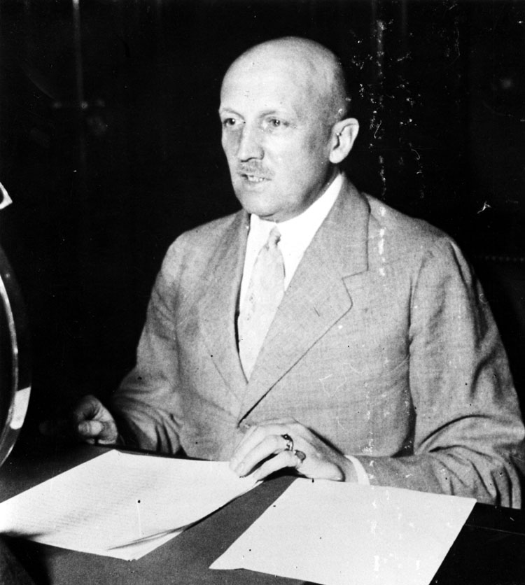 Kurt von Schleicher wurde im Zuge der Röhm-Krise am 30. Juni 1934 von Gestapo-Beamten ermordet. Die Mordtat an dem ehemaligen, noch immer hochangesehenen Berufsoffizier beeinflusste viele Militärangehörige bei ihrer allmählichen Ablehnung des NS-Regimes