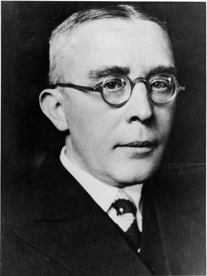 Der preußische Finanzminister Johannes Popitz, ein rechtsorientierter Konservativer und Monarchist, zählte zum Goerdeler-Kreis. Popitz wurde aufgrund seiner Verwicklung in den Umsturzversuch im Oktober 1944 zum Tod verurteilt und im Februar 1945 erhängt