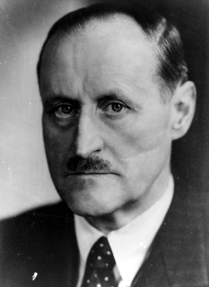 Der ehemalige Karrierediplomat Ulrich von Hassel setzte sich im Goerdeler-Kreis im Falle eines Staatsstreiches für die Wiederherstellung der Monarchie ein sowie für ein gemeinsames Vorgehen mit den Westalliierten gegen den Bolschewismus. Auch von Hassel w