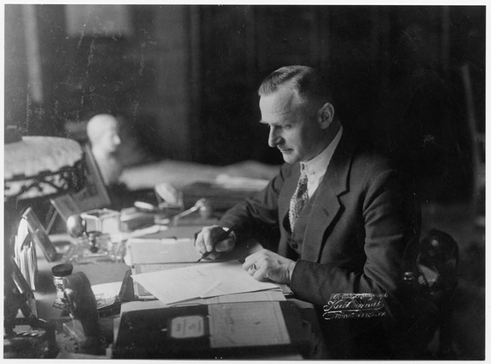 Carl Friedrich Goerdeler als Oberbürgermeister an seinem Schreibtisch im Neuen Rathaus in Leipzig, um 1933