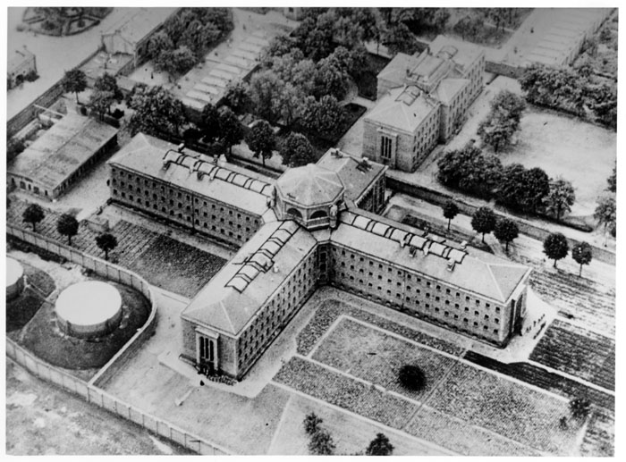 Das Strafgefängnis Plötzensee in Berlin, links der „Hinrichtungsschuppen“