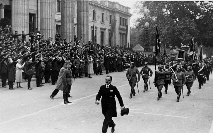 Hermann Kaiser an der Spitze des Umzuges anlässlich der Einweihung des Gefallenendenkmals vor dem Kurhaus in Wiesbaden, 21. Oktober 1934