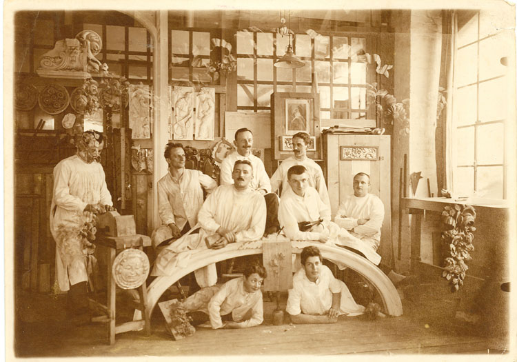 Wilhelm Leuschner (1.v.r.) mit seinen Darmstädter Bildhauerkollegen, um 1908