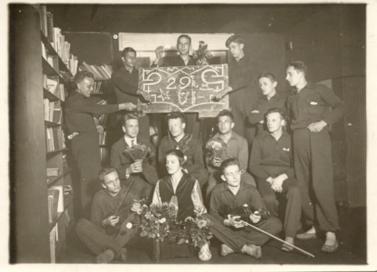 Adolf Reichwein (Mitte) bei seiner Geburtstagsfeier am 3. Oktober 1927 im Volkshochschulheim am Beuthenberg in Jena