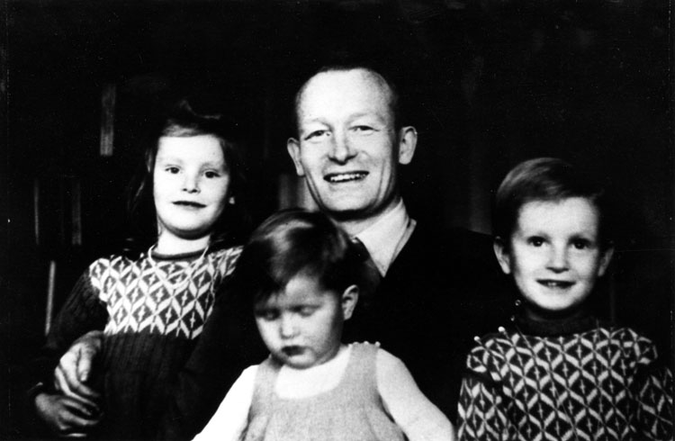 Adolf Reichwein mit seinen Kindern Renate, Kathrin und Roland, um 1942