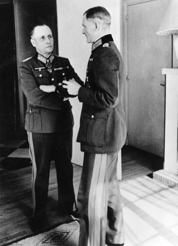 Carl-Heinrich von Stülpnagel im Gespräch mit Generalfeldmarschall Erwin Rommel, den Stülpnagel auf die Seite des Widerstands zu ziehen versuchte