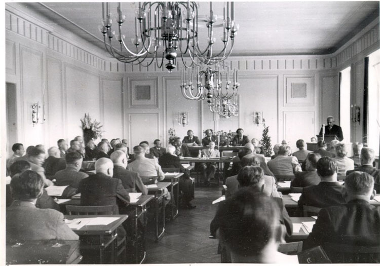 Erste Verbandsversammlung des Landeswohlfahrtsverbandes (LWV) im September 1953 in Fulda. Mit der Errichtung des LWV 1953 kehrte die kommunale Selbstverwaltung auch in die überörtliche Mittelstufe der Verwaltung zurück