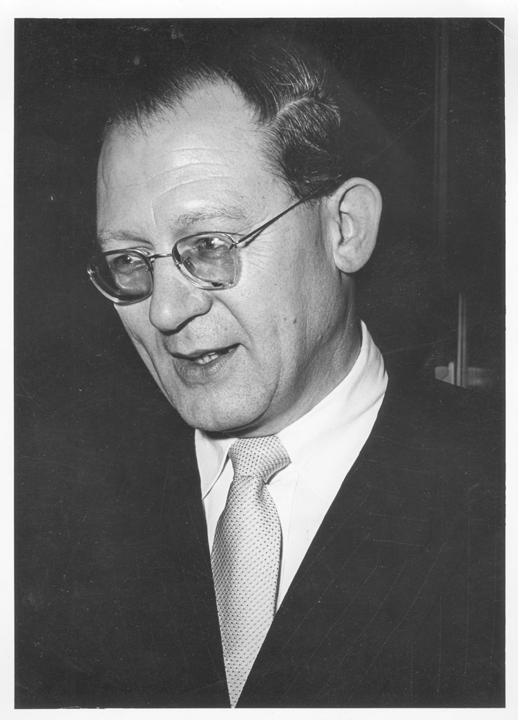 Der Publizist und Politologe Eugen Kogon war als bekennender Gegner des NS-Regimes nach seiner Verhaftung 1936/37 zwischen 1939 und 1945 im KZ Buchenwald inhaftiert. Er übte mit den von ihm 1946 gegründeten links-katholischen „Frankfurter Heften“ großen E