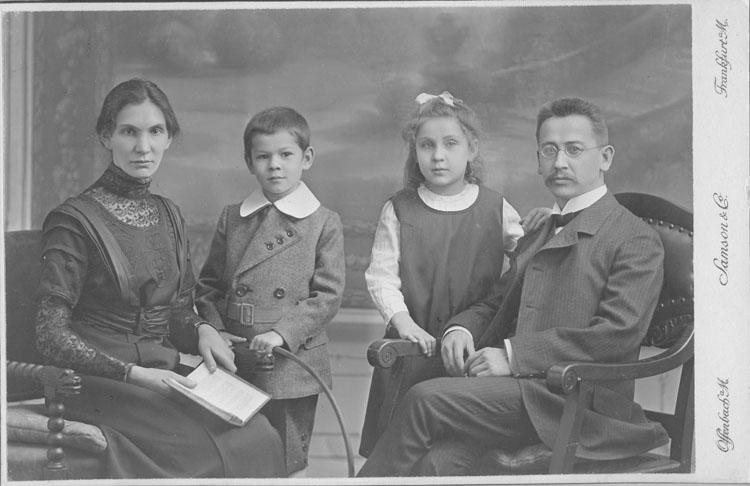Wolfgang Abendroth mit seinen Eltern Ida und Alfred sowie seiner Schwester Ilse, um 1912