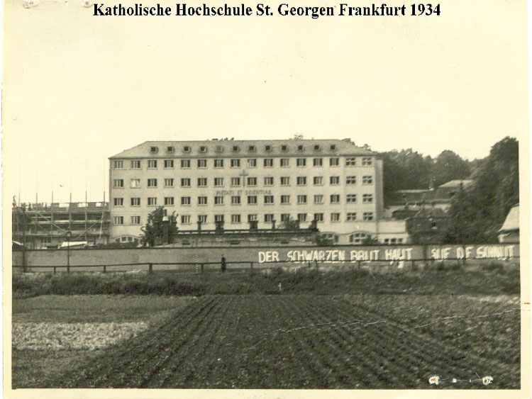 Kirchenfeindliche Schmierereien an der Mauer der Katholischen Hochschule St. Georgen in Frankfurt in der Nacht vom 27. auf den 28. Juni 1934