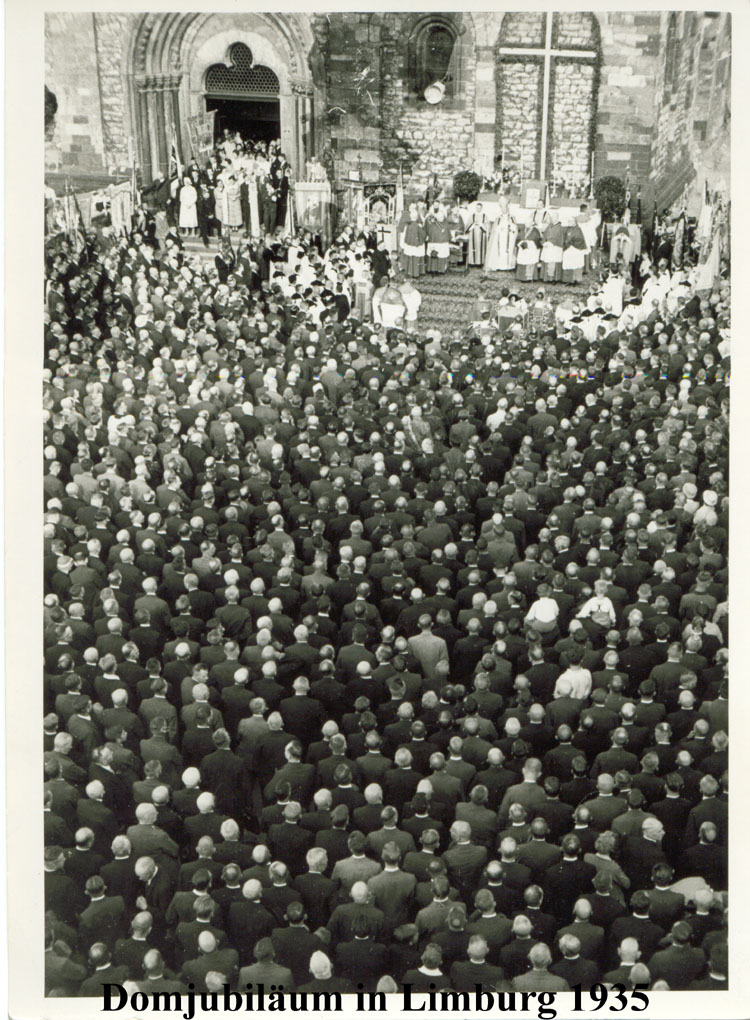 Feier anlässlich des 700-jährigen Domjubiläums in Limburg im September 1935. Das Domjubiläum nutzen rund 10.000 Gläubige zu einer machtvollen Demonstration kirchlichen Selbstbehauptungswillens