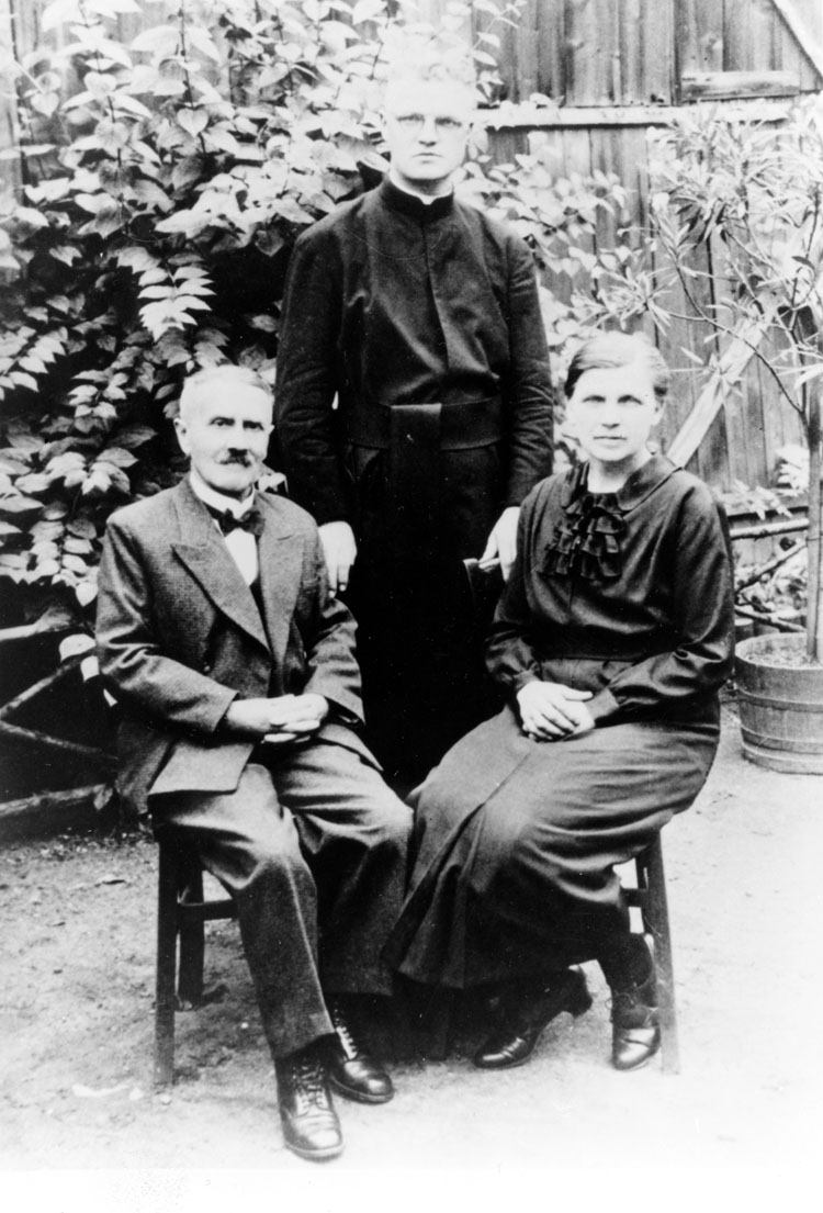 Alfred Delp am Primiztag mit seinen Eltern in Lampertheim, 4. Juli 1937
