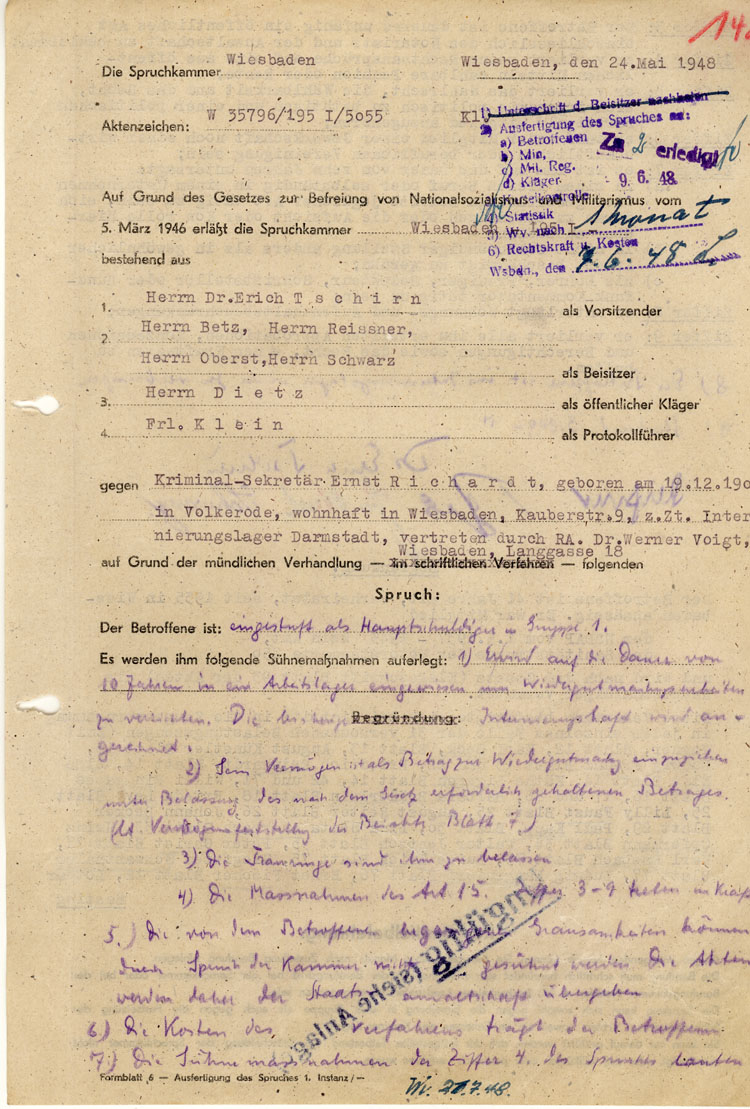 Meldebogen des und Spruchkammerurteil über den berüchtigten Gestapobeamten Ernst Richardt, 1948