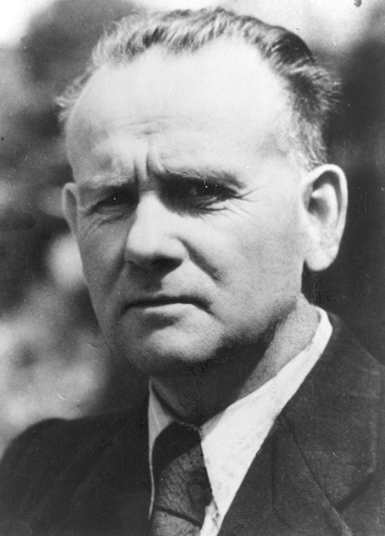 Wilhelm Knothe aus Kassel hatte bereits während der Weimarer Zeit für die SPD wichtige Funktionen inne. Seit 1933 war er im Widerstand tätig und verbüßte mehrjährige Zuchthausstrafen. Er war unmittelbar nach der Befreiung im Frankfurter Stadt- und Bürgerr