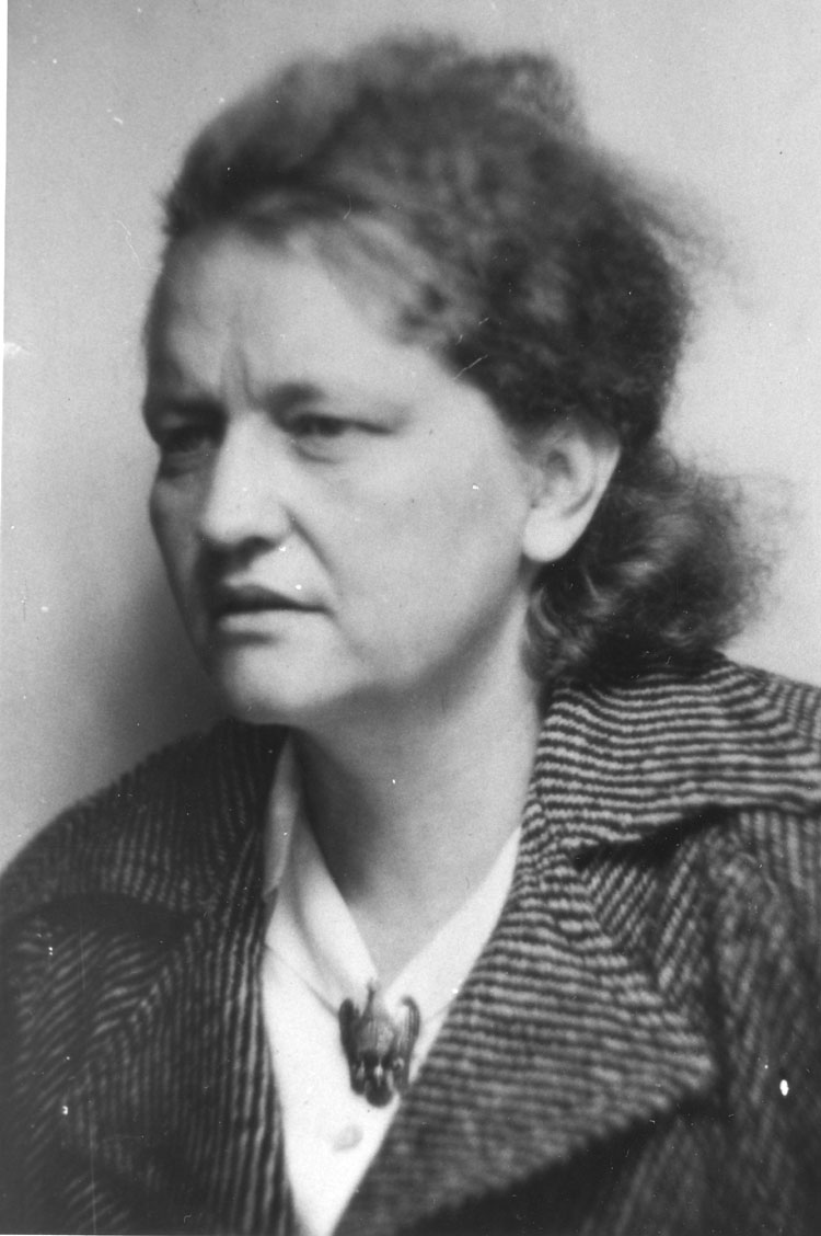 Maria Sevenich begann ihre politische Laufbahn als Kommunistin. Als solche leistete sie Widerstand gegen das NS-Regime und musste Zuchthaus, Gestapo-Haft und KZ erleiden. Nach ihrer Hinwendung zum Katholizismus begründete sie 1945 die CDU in Hessen maßgeb