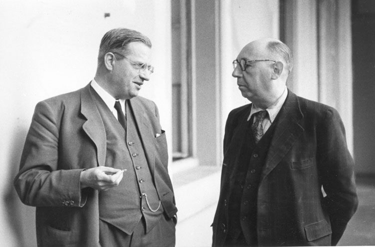 Werner Hilpert im Gespräch mit Hermann Brill (SPD), Staatssekretär und Chef der Staatskanzlei, um 1948. Beide Politiker verband die gemeinsame Zeit im KZ Buchenwald bis 1945, wo sie einem Volksfrontkomitee angehörten, das Pläne für eine demokratische Neuo