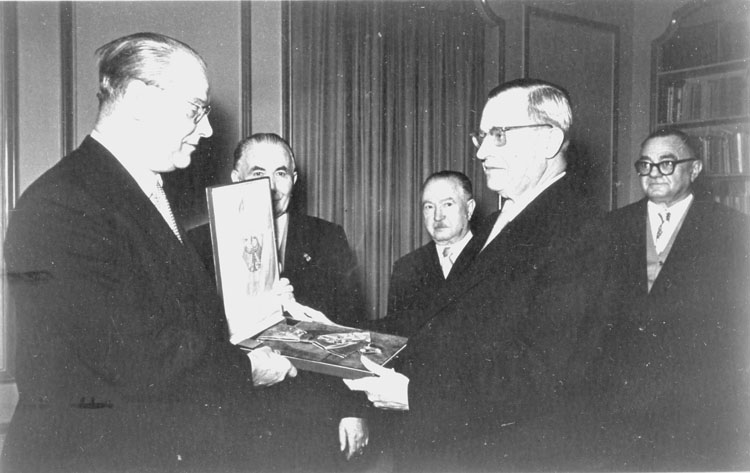 Für seine Verdienste bei der politischen Neuordnung überreichte Ministerpräsident G.A. Zinn dem einstigen Weggefährten und Staatsminister a.D. Werner Hilpert 1956 das Große Verdienstkreuz des Verdienstordens der Bundesrepublik Deutschland