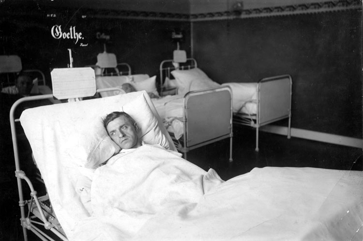 Willi Goethe im Krankenhaus aufgrund von Stichverletzungen, die ihm SA-Leute zugefügt hatten, 1932