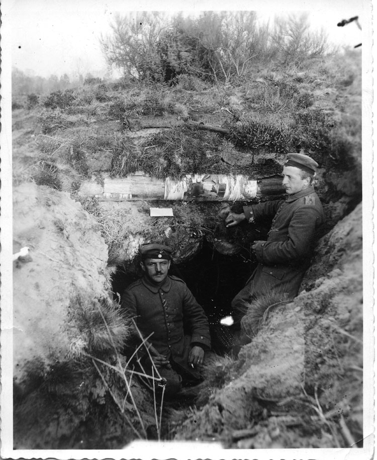Willi Goethe (links) mit Kamerad im Deckungsgraben während des Ersten Weltkriegs, 1918