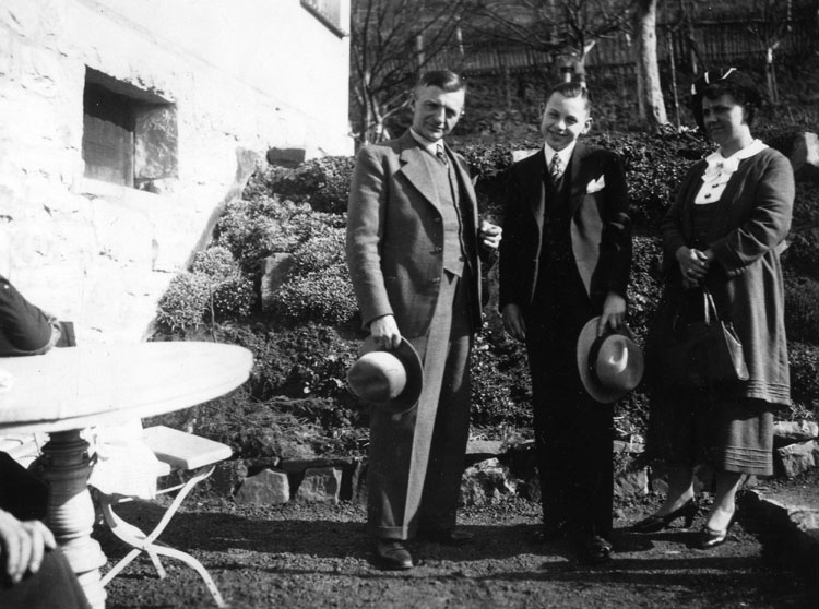 Willi Goethe mit seiner Ehefrau Mimi und seinem Sohn Alfred, der im Krieg zu Tode kam, um 1937