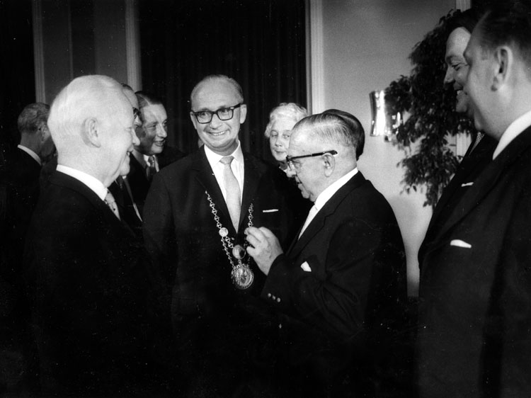 Ehrenamtlicher Stadtrat Willi Goethe (3.v.l.) im Gespräch mit Bundespräsident Heinrich Lübke und dem Kasseler Oberbürgermeister Karl Branner (mit Kette). Dahinter der spätere Ministerpräsident Holger Börner