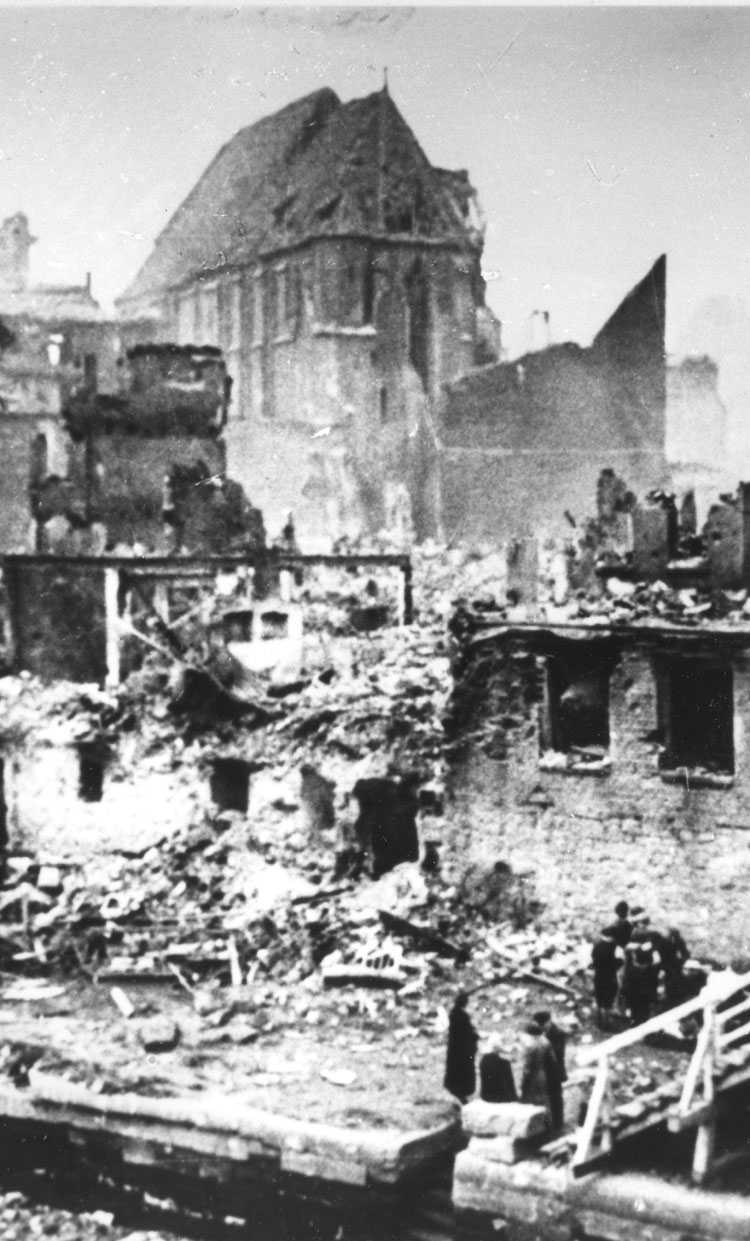 Die durch den Bombenangriff vom 23. Oktober 1943 zerstörte Brüderkirche in Kassel. Dieses Schicksal ereilte auch in Hessen zahllose Kirchen und kirchliche Amtsgebäude