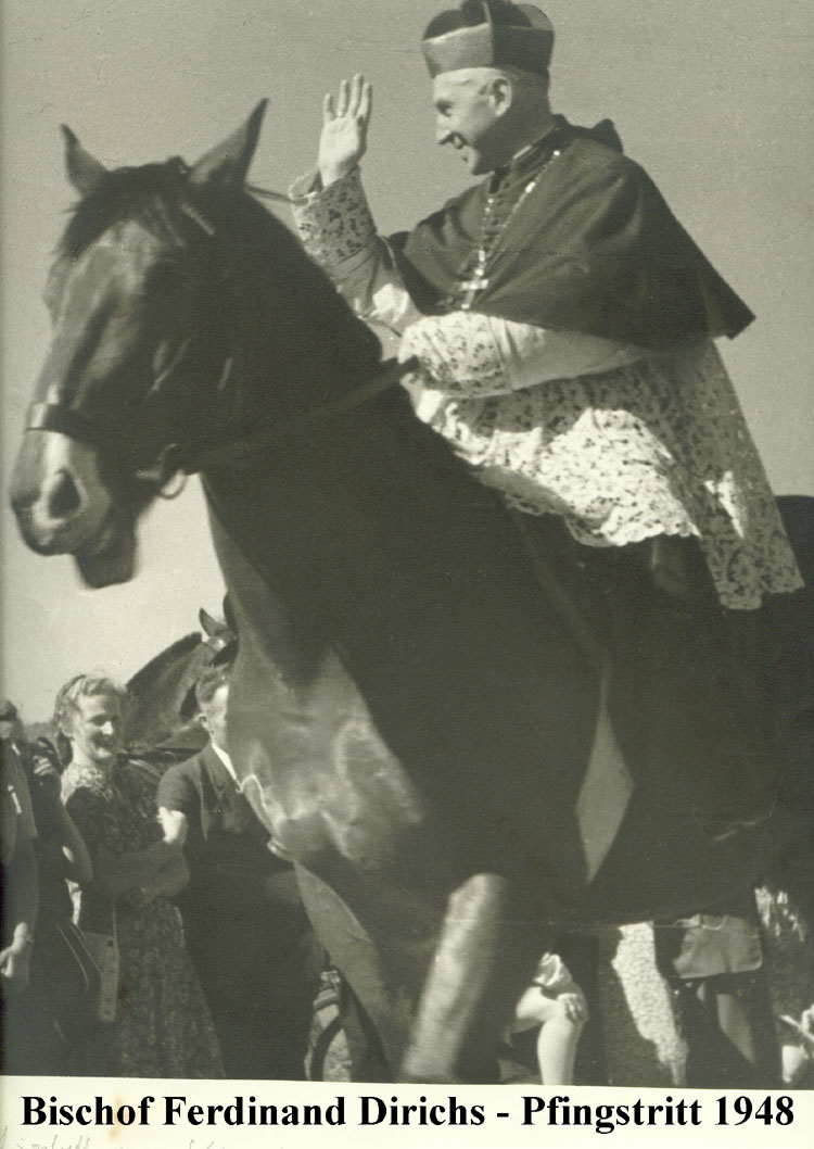 Der Limburger Bischof Ferdinand Dirichs beim Pfingstritt 1948. Dirichs war seit Beginn der NS-Herrschaft ein entschiedener Gegner des Regimes. Nach seiner Ernennung zum Bischof 1947 war ihm nur eine kurze Amtszeit vergönnt, da er 1948 bei einem Autounfall