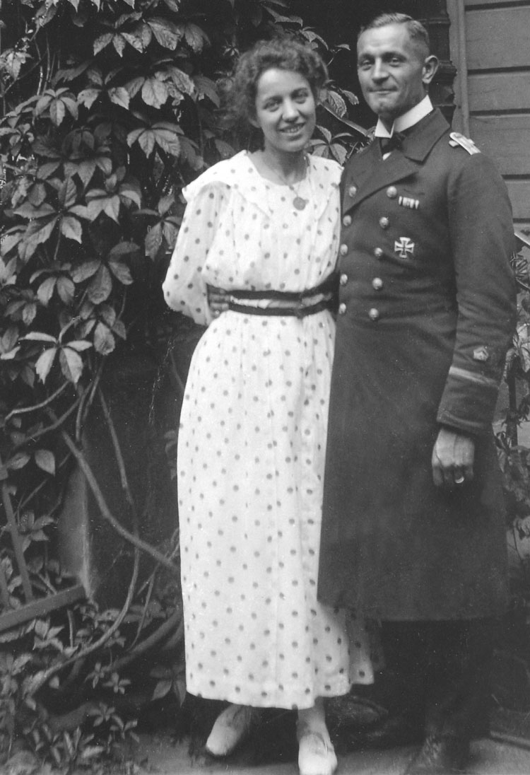 Martin Niemöller als Seeoffizier mit seiner Frau Else, 1918