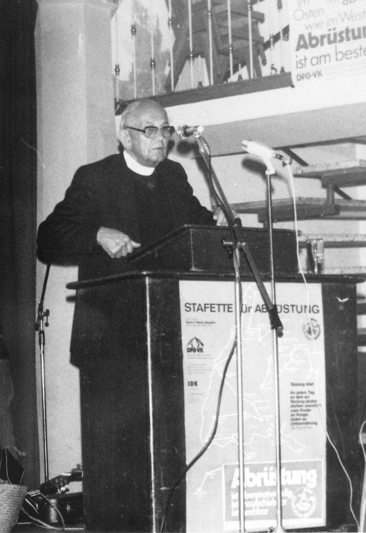 Martin Niemöller als Redner auf einer Veranstaltung zur Abrüstung, 1976