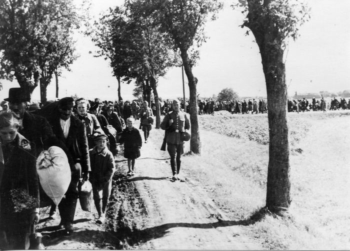Zwangsaussiedlung polnischer Bauern aus den "Warthegau" 1939,  um für 50.000 wolhyniendeutsche Kolonisten aus der Ukraine Platz zu schaffen.