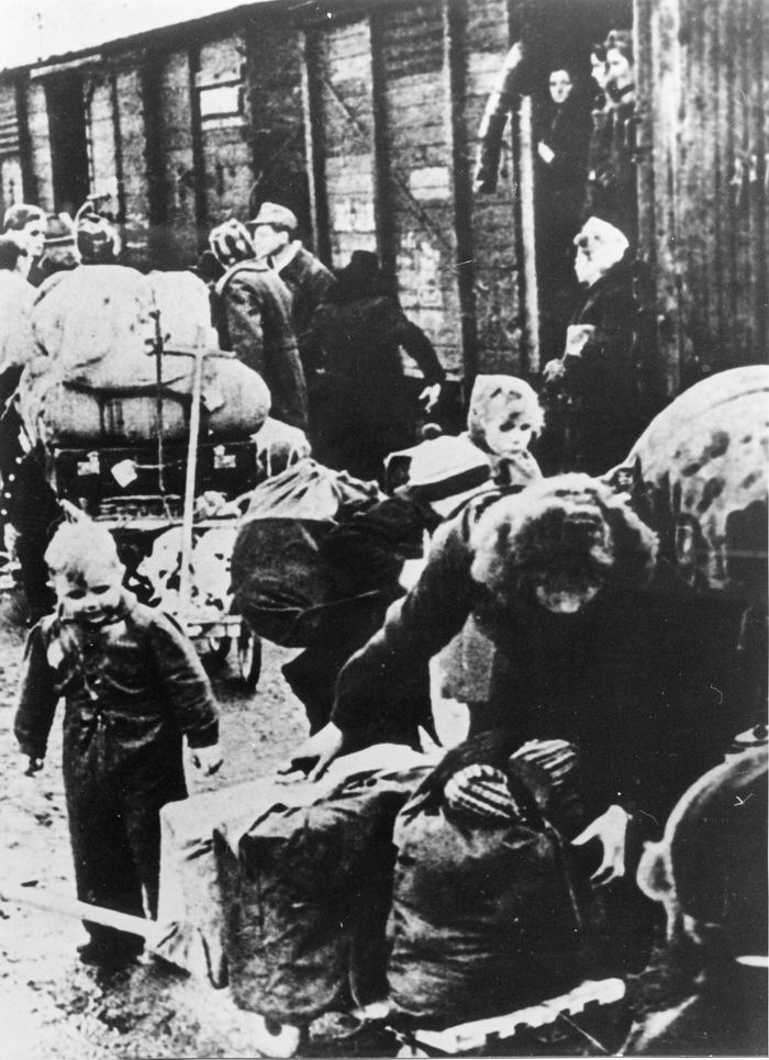 Sudetendeutscher Flüchtlingstransport 1946: Verladung der Flüchtlinge in Güterzüge