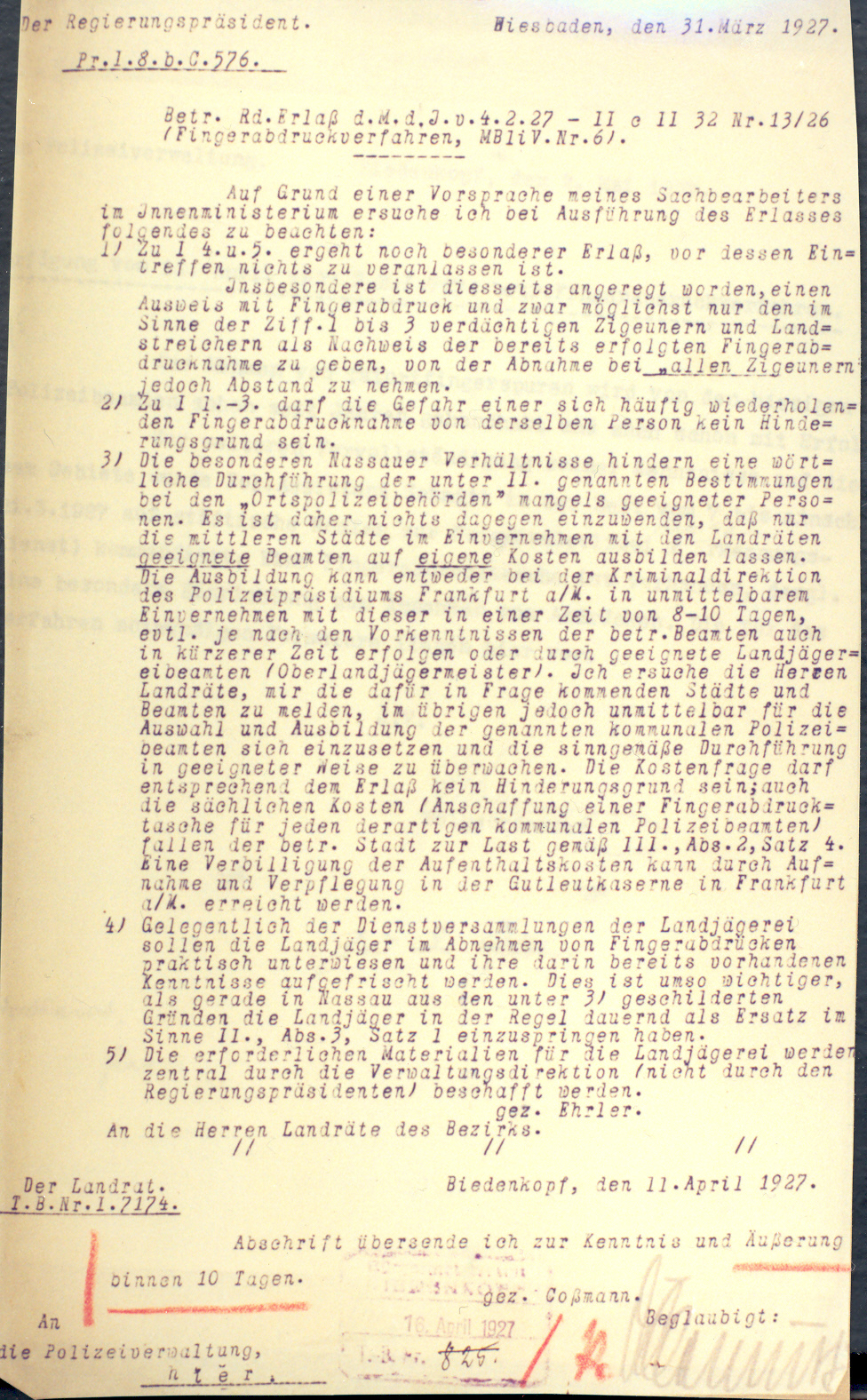 Weiterleitung eines Schreibens des Regierungspräsidenten in Wiesbaden zur Fingerabdrucknahme bei Sinti und Roma an die Polizeiverwaltung in Biedenkopf, 11. April 1927