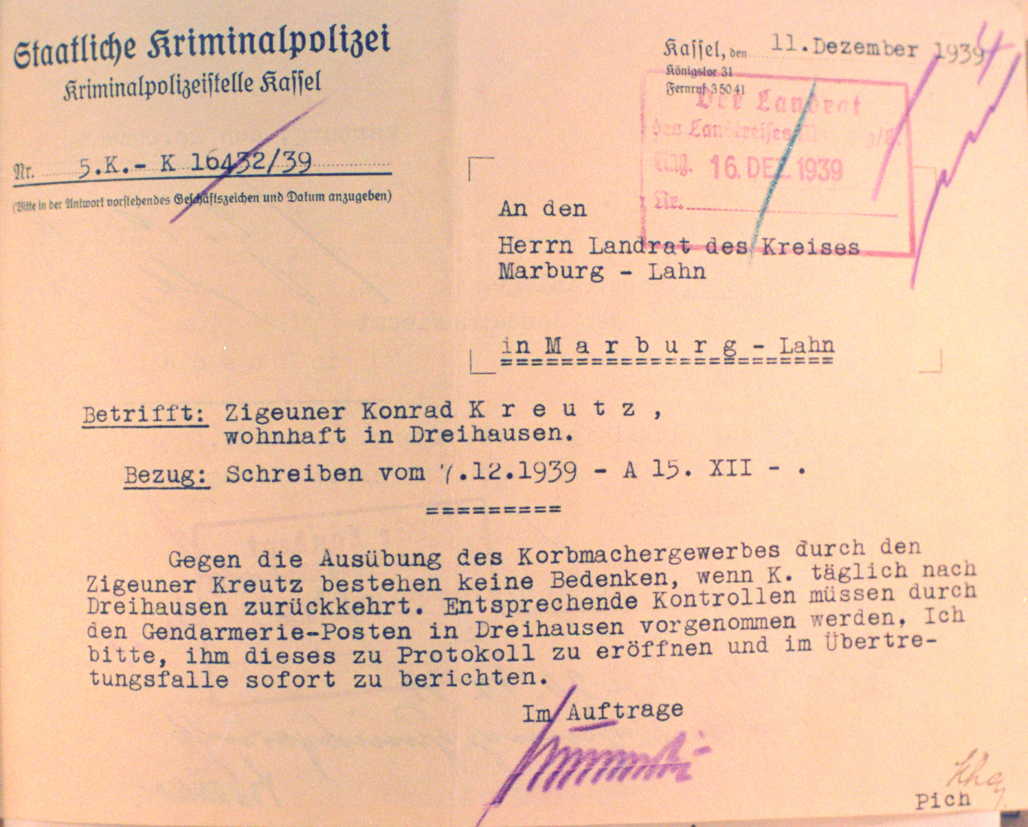 Erlaubnis zur bedingten Berufsausübung für den Sinto Konrad Kreutz durch die Kriminalpolizeistelle Kassel, 11. Dezember 1939 und Verpflichtungserklärung, die Festsetzungsauflagen nicht zu übertreten, 26. Dezember 1939